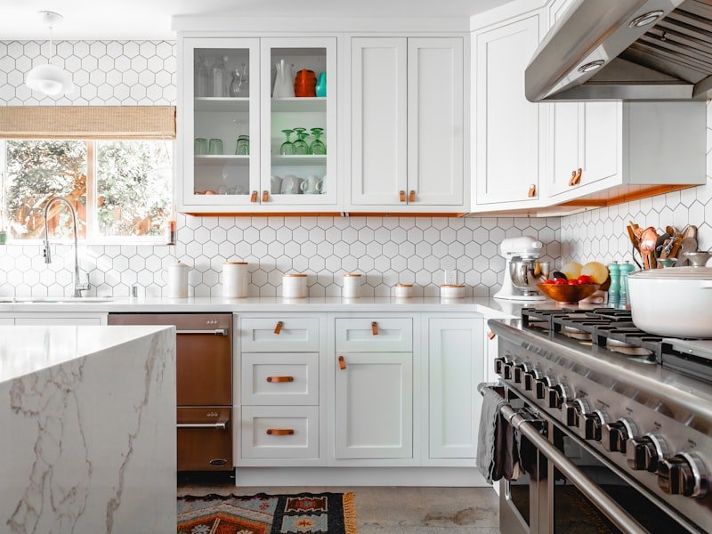 Bright modern white kitchen with granite counter and stainless appliances — a typical Montreal Granite kitchen countertop install